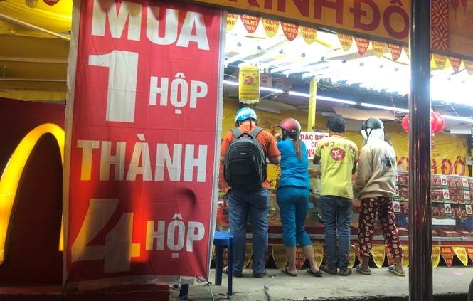 Tối ngày 12/9, tại nhiều tiệm bánh trung thu trên các tuyến đường 3/2 (quận 10, TPHCM), Võ Văn Kiệt, Hồ Học Lãm (Q.Bình Tân), Nguyễn Trãi (Q.5)... nhiều người mua bánh trung thu giờ chót.