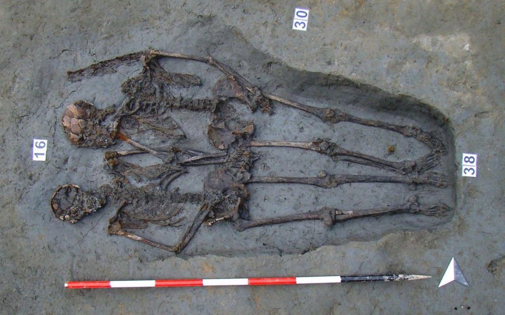 Hai bộ xương nắm tay nhau trong mộ cổ ở Ý