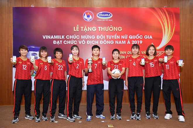 &nbsp;Các nữ cầu thủ trong buổi Lễ Vinamilk tặng thưởng và chúc mừng đội tuyển đạt chức vô địch Đông Nam Á 2019