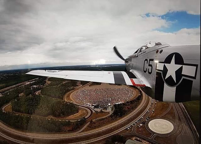 Máy bay chiến đấu P51 Mustang "trực chiến" trên bầu trời để ghi lại khung cảnh hoành tráng.