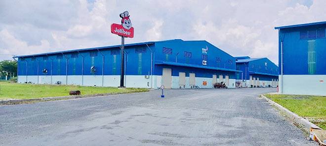 Nhà máy Jollibee Việt Nam tọa lạc tại Khu Công nghiệp Tân Kim mở rộng, Cần Giuộc, Long An với tổng diện tích lên đến 10.000m2. Nhà máy được xây dựng trên dây chuyền hiện đại, hoạt động theo quy trình khép kín đảm bảo về tiêu chuẩn chất lượng quốc tế.