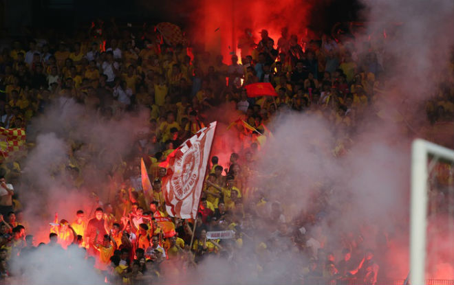 Pháo sáng liên tục được đốt trong trận Hà Nội FC gặp Nam Định
