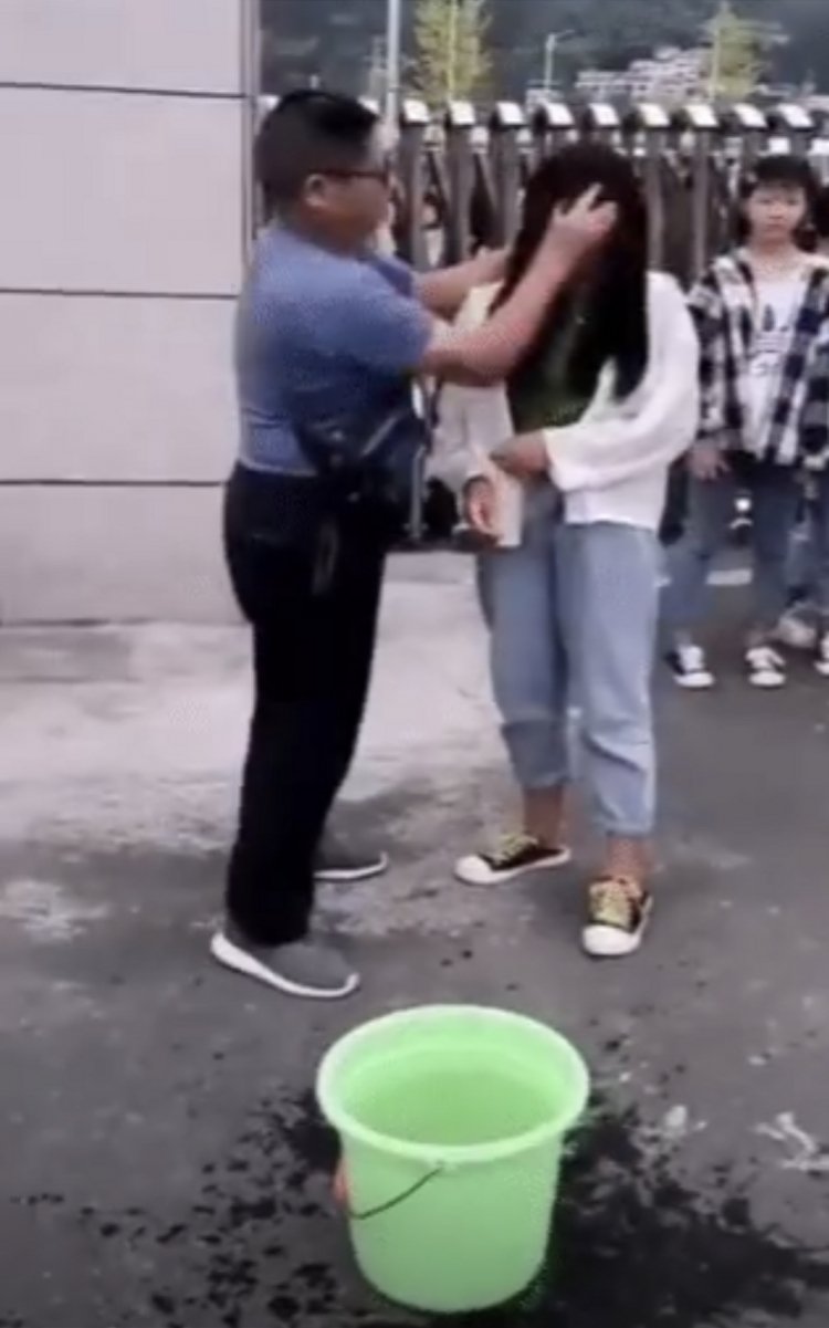 Trung Quốc: Giáo viên tẩy trang cho nữ sinh ngay tại cổng trường - 1