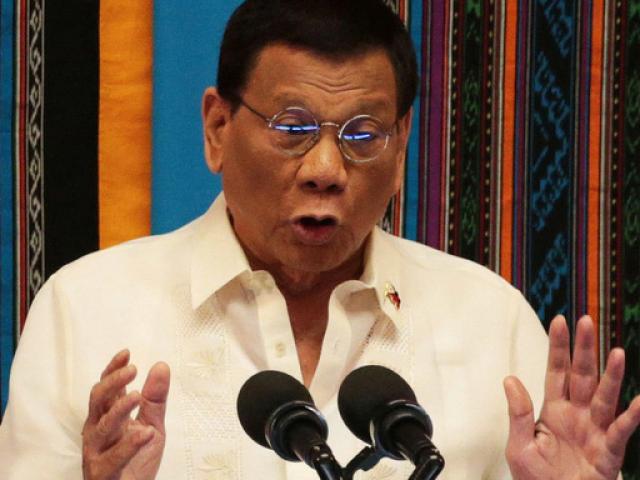 Ông Duterte cho phép dân bắn quan chức tham nhũng, hứa không bắt tội
