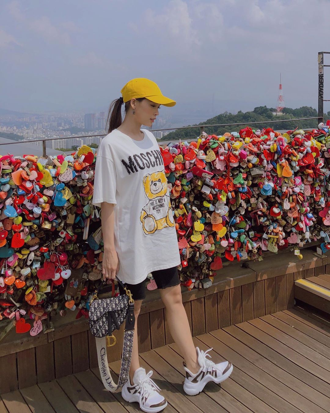 Sam trẻ trung tại Hàn Quốc với cây cầu khóa tình yêu nổi tiếng của xứ sở Kim Chi.