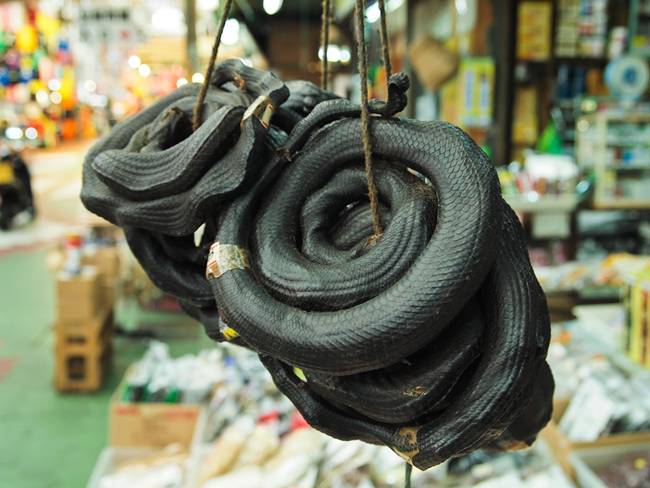 Ngoài rắn được làm sạch rồi chế biến thành súp thì còn có rắn được xông khói để bảo quản. 