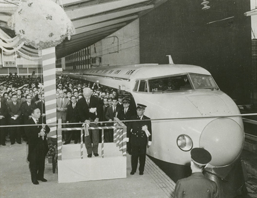 Lễ cắt băng khánh thành đoạn đường sắt cao tốc đầu tiên ở Nhật Bản - Tokaido Shinkansen