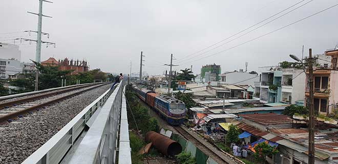 Lúc 9h30, chuyến tàu cuối cùng đi qua cầu Bình Lợi cũ.