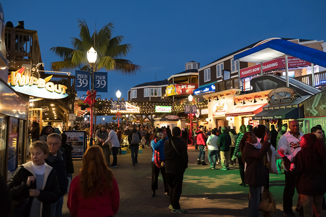 Khách du lịch tản bộ trên khu phố Pier39 (Ảnh: shutterstock)
