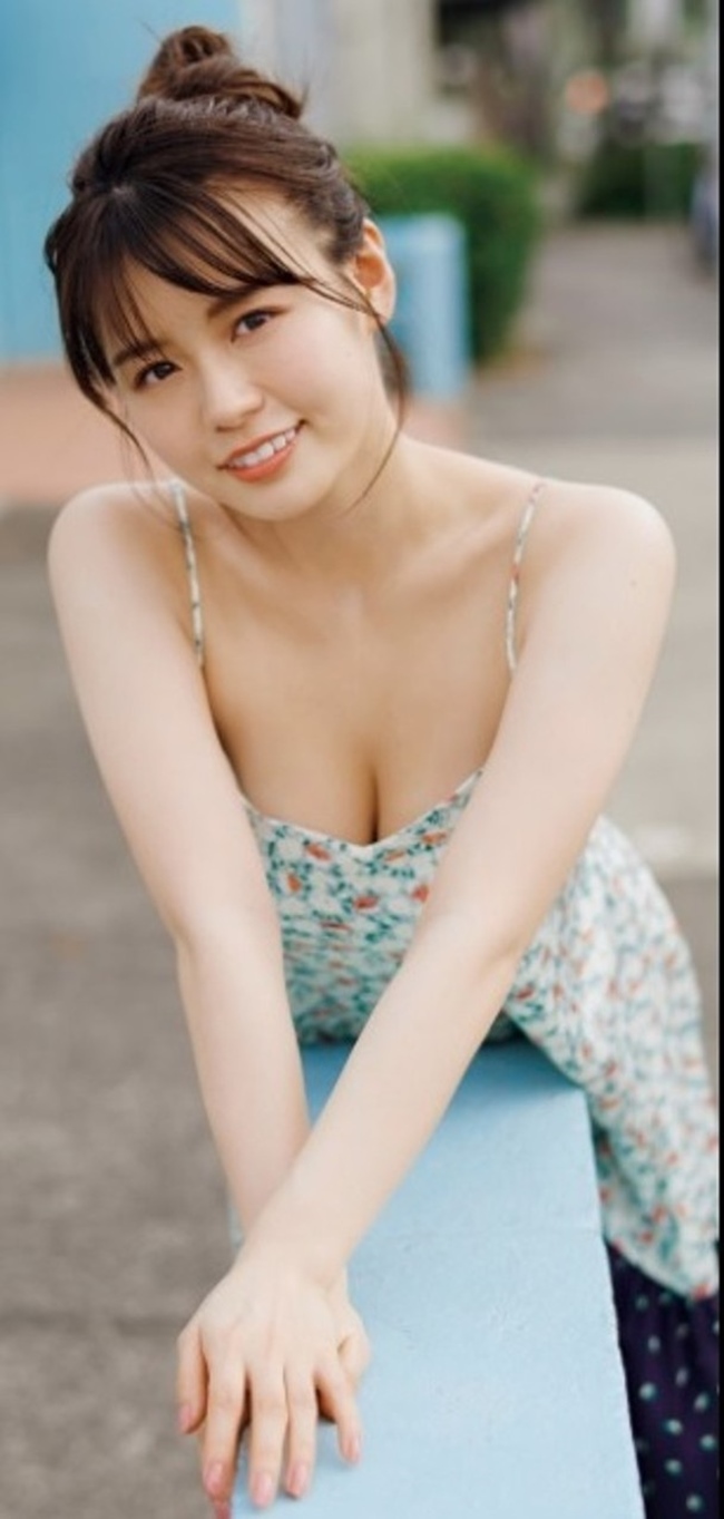 Ayako Iguchi sinh năm 1997, gia nhập làng giải trí với tư cách người mẫu, diễn viên. Từ năm ngoái, Iguchi đã theo học một khóa MC để trau dồi kĩ năng dẫn chương trình.
