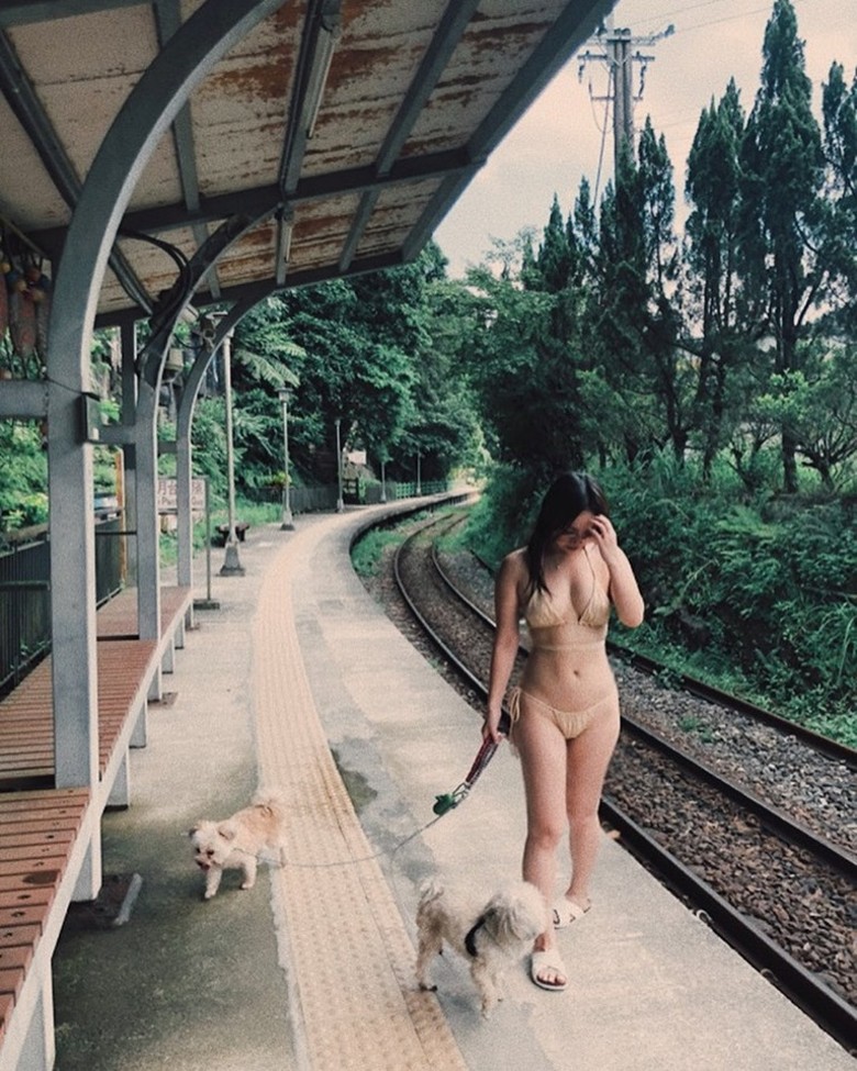 Phương Ngữ đăng ảnh dắt chó đi dạo trong bộ đồ bikini