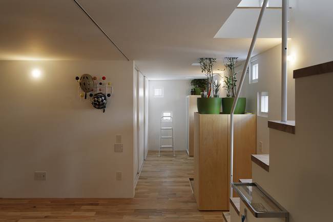 Công trình kiểu hình hộp đơn giản, gồm 2 tầng. Trong đó, 2 phòng nhỏ ở tầng một, một phòng lớn ở tầng 2 và một sân thượng.