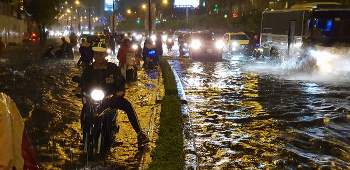 Ông chủ máy bơm “quái vật” cho rằng máy bơm đã hút hết nước ngập trên đường Nguyễn Hữu Cảnh khi chưa dứt cơn mưa vào tối 14/9.