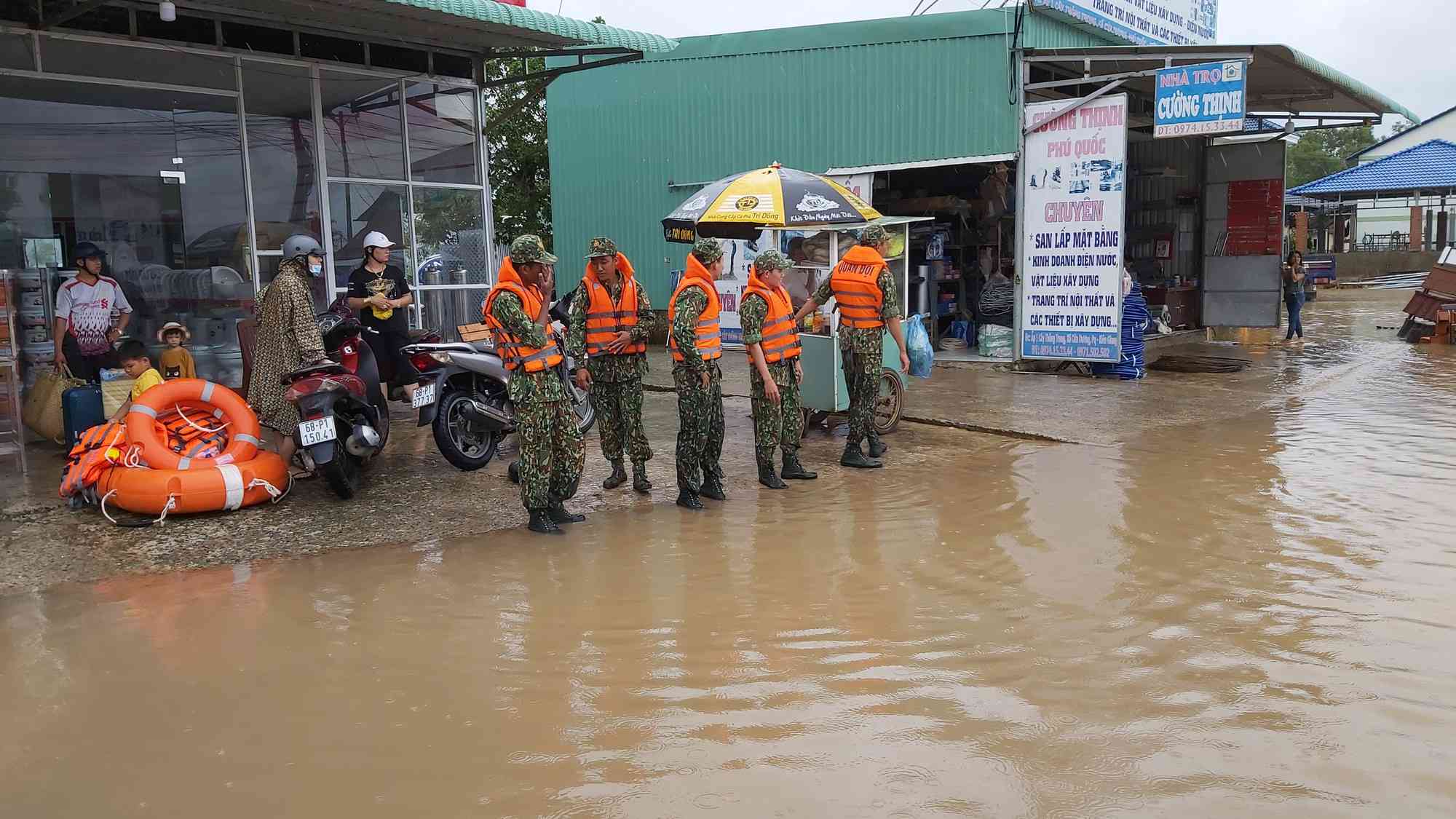 Lực lượng quân đội ứng cứu người dân vùng ngập lũ