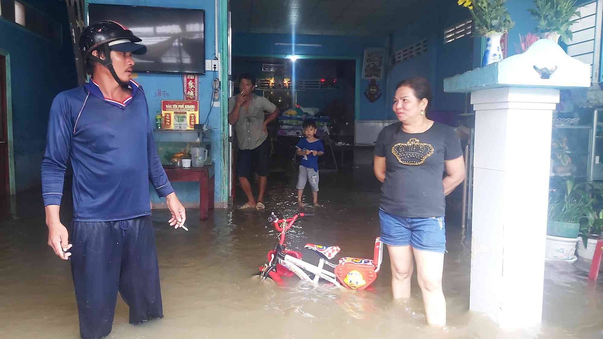 UBND huyện Phú Quốc đã huy động lực lượng quân đội, công an và phương tiện giúp dân di chuyển qua những đoạn đường bị ngập nước.