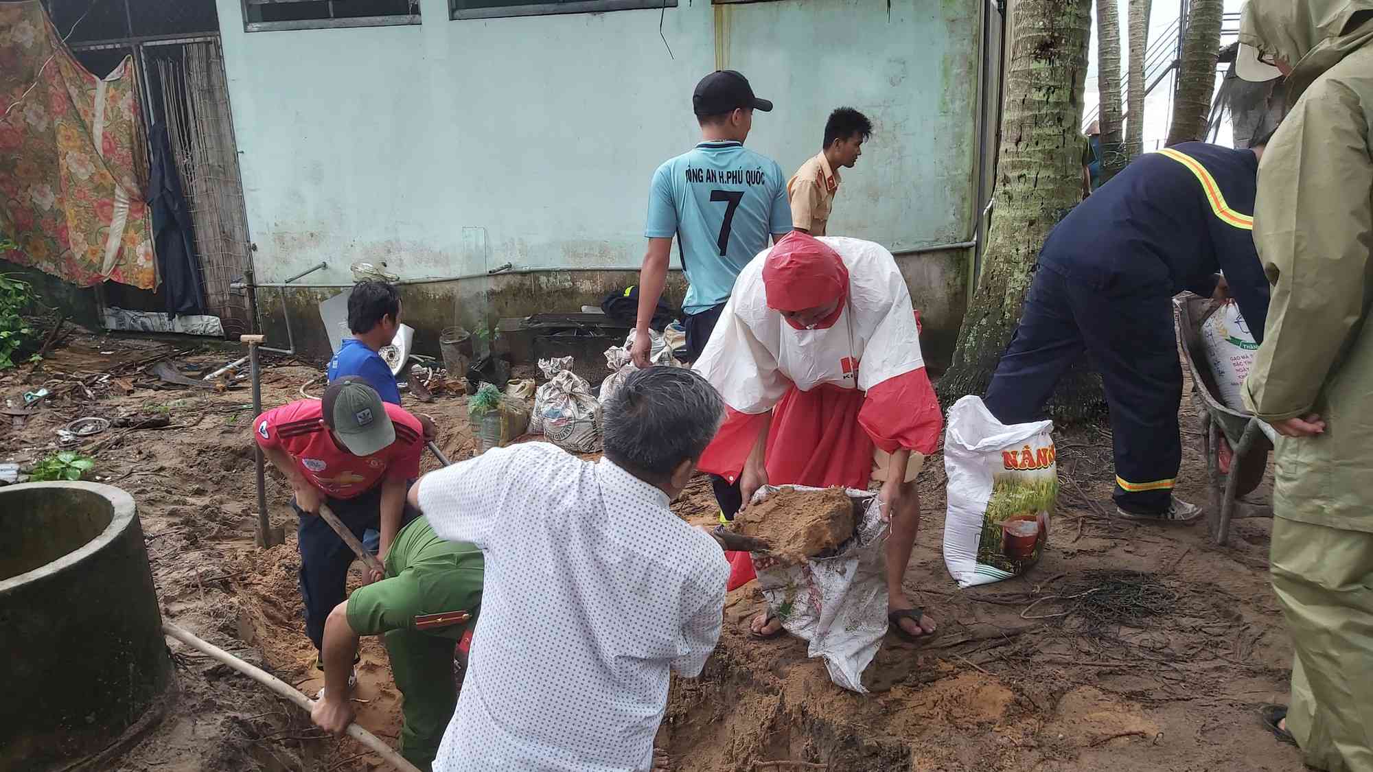 Đổ cát vào bao để chắn sạt lở