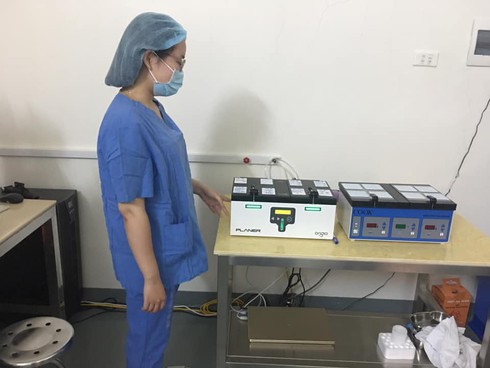 Bác sĩ của Trung tâm hỗ trợ sinh sản và công nghệ mô ghép, Bệnh viện Đại học Y Hà Nội chỉ về những mẫu phôi trong đó có cả của mẹ đơn thân.