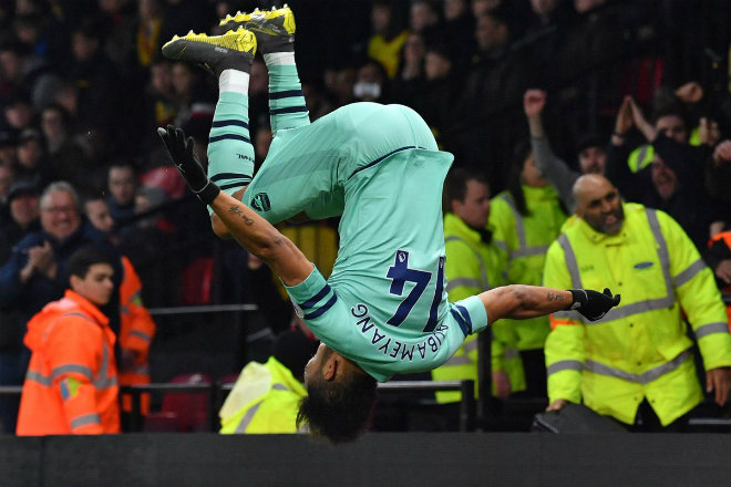 Aubameyang lộn san-tô ăn mừng khi&nbsp;ghi bàn duy nhất giúp Arsenal thắng trên sân Vicarage Road khi làm khách của Watford mùa trước ở giải Ngoại hạng Anh