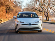 Tin tức ô tô - Toyota Prius 2020 phiên bản nâng cấp thêm tính năng hỗ trợ an toàn và Apple CarPlay