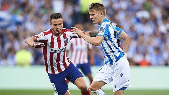 Odegaard (phải) mở tỷ số giúp Sociedad đánh bại Atletico