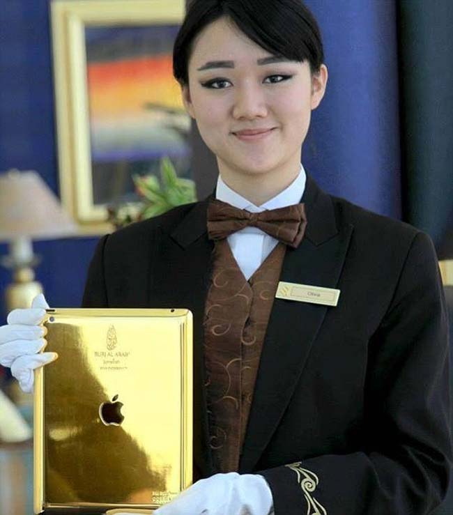 Khách sạn cung cấp ipad mạ vàng cho khách hàng của mình.
