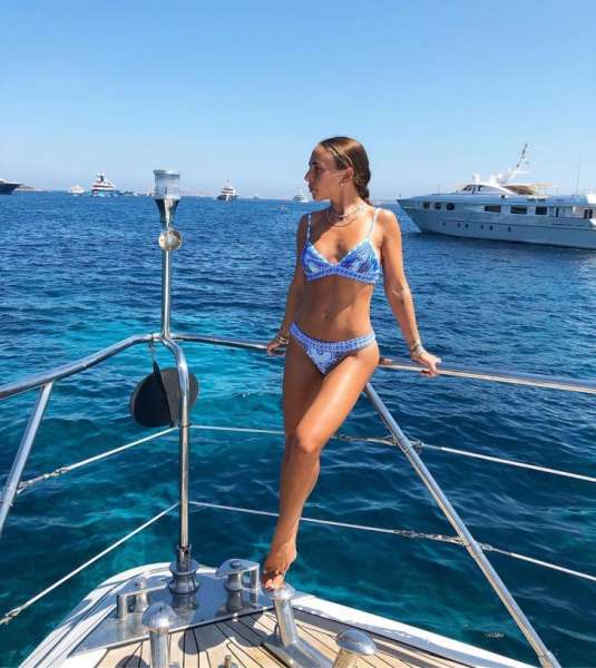 Trên Instagram của Chloe Green luôn tràn ngập ảnh chụp trên du thuyền mà bố cô sở hữu.