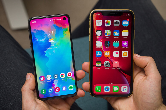 Galaxy S10e và iPhone XR năm ngoái.