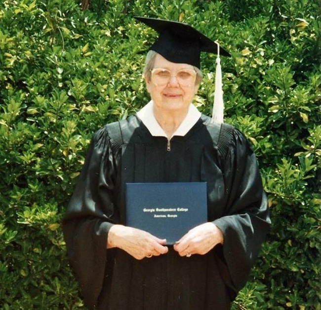 "Bà tôi 72 tuổi, tốt nghiệp đại học năm 1991, bà là bà ngoại tuyệt vời nhất của tôi".

