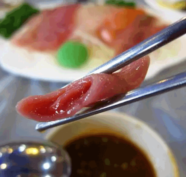 Người Hàn Quốc thường ăn cá dương vật sống: Cắt lát theo đường chéo và nhúng vào nước sốt chogochujang, ăn kèm với kim chi. Một cách thưởng thức khá phổ biến khác là xiên cá dương vật vào 1 que tre nhỏ và nướng với một chút muối, hạt tiêu và dầu mè.
