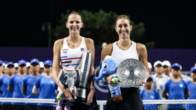 Karolina Pliskova (trái) và Petra Martic trên bục nhận giải