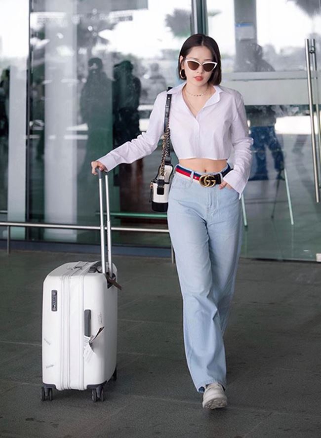 Chi Pu là mỹ nhân thứ 2 khiến người nhìn không thể rời mắt khi khoe eo thon ở sân bay. Cô chọn áo sơ mi dáng croptop mix cùng quần jean cạp trễ gợi cảm. 