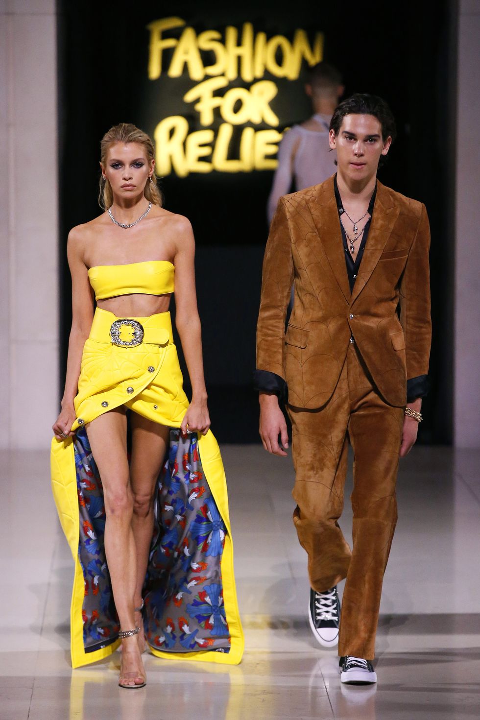 Người mẫu Stella Maxwell and Paris Brosnan trên sàn catwalk.&nbsp;