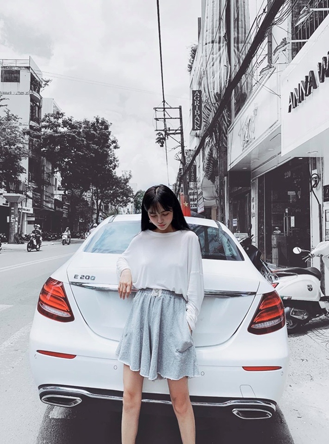 Giữa tháng 8.2019, cô chia sẻ hình ảnh đi mua xế hộp mới của thương hiệu Mercedes.