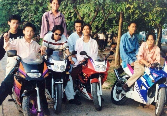 Trên một trang mạng xã hội vừa xuất hiện hình ảnh được cho là các khoảnh khắc chơi môtô hàng khủng của nam thanh nữ tú đất Hà Thành một thời vào những năm 1994-1995 của thế kỷ trước. Ngoài cùng bên trái là chiếc Yamaha TZM150, những chiếc còn lại là Honda NSR150RR.