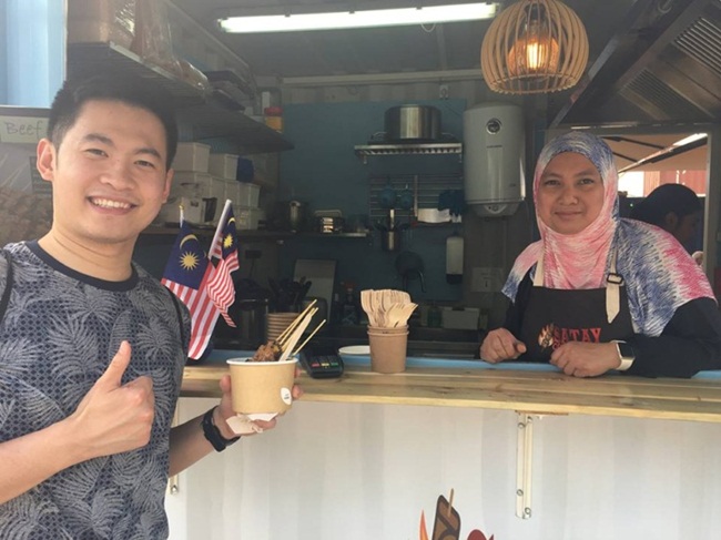 Cách đây không lâu,&nbsp;Maslina Mahi quê ở Malaysia&nbsp;đang sống tại&nbsp;Copenhagen, Đan Mạch đã mở quầy bán satay.&nbsp;