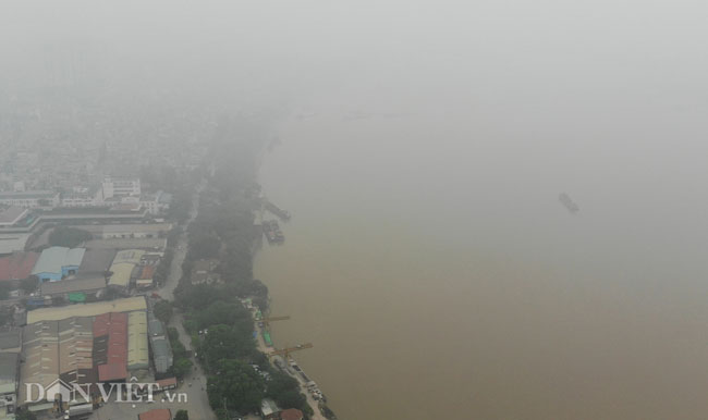 Ngay từ sáng sớm, Hà Nội đã chìm trong sương mù dày đặc, ở&nbsp;những điểm cao quan sát, tầm nhìn bị hạn chế rất nhiều.