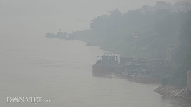 Nguyên nhân thứ 2 là trong thời gian qua, ở khu vực ngoại thành Hà Nội lại tái diễn tình trạng đốt rơm rạ. Khói bụi từ rơm rạ khiến tình trạng ô nhiễm trong ngày có sương mù càng nghiêm trọng hơn.