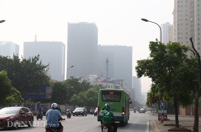 Trong đợt ô nhiễm không khí mà người dân đang trải qua ở Hà Nội có đủ các yếu tố gây ô nhiễm. Ngoài ra, còn có sự tác động của hai yếu tố mang tính địa phương. Thứ nhất là diễn biến thời tiết. Trong 4 ngày gần đây, ở Hà Nội sương&nbsp;mù vào sáng sớm liên tục xuất hiện, trời lại không mưa, lặng gió. Bụi không có gió để phát tán xa hơn. Ngoài ra, sương mù như một lớp màn chặn bụi lại.&nbsp;