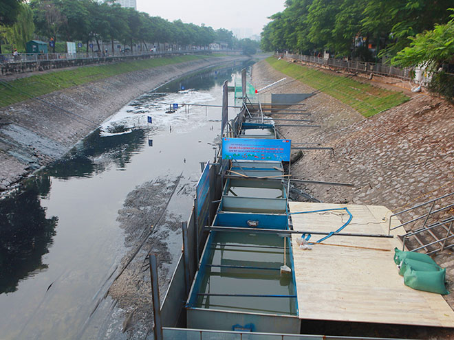 Từ ngày 16/5, Hà Nội đã triển khai phương án thí điểm xử lý ô nhiễm, làm sạch sông Tô Lịch (300m đoạn đầu đường Hoàng Quốc Việt) bằng công nghệ Nano Bioreactor của Nhật Bản.