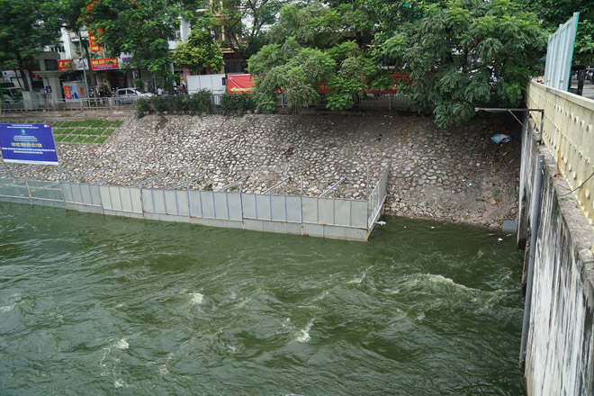 Dự án thí điểm ban đầu dự tính trong 2 tháng nhưng phải kéo dài tới 4 tháng vì việc xả nước hồ Tây đã làm ảnh hưởng đến kết quả do các tấm Bioreactor kích hoạt. Ảnh xả nước hồ Tây chụp 10/7.