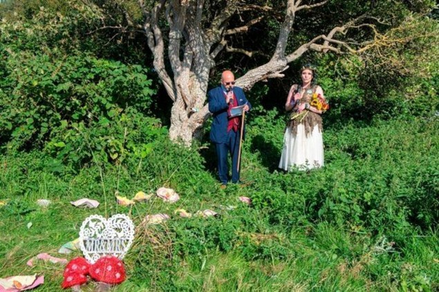 Kate Cunningham “kết hôn” với một cây cổ thụ trong Công viên Thung lũng Rimrose.