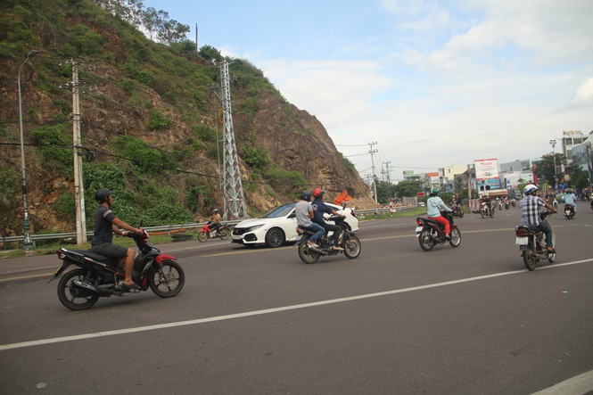 &nbsp;Đây là cửa ngõ ra vào trung tâm TP Quy Nhơn. Đã có nhiều ý kiến lo ngại việc đặt một tác phẩm điêu khắc lớn tại đây sẽ gây ra sự xao nhãng, mất chú ý đối với người điều khiển phương tiện giao thông, dễ xảy ra tai nạn. Ảnh: Trương Định