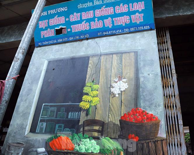 Bức tranh như hòa quện làm một với tấm biển quảng cáo phía trên khiến nhiều người thích thú khi được chiêm ngưỡng.