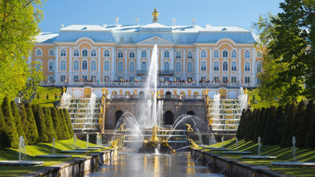 6. Thành phố Petersburg, Liên Bang Nga

Đây là thành phố kênh đào tuyệt đẹp với 44 hòn đảo, cung điện màu xanh dìu dịu, hơn 400 cây cầu, nhà thờ và những khu vườn đẹp lung linh. Không chỉ có kiến trúc cổ kính hấp dẫn mà thành phố Petersburg còn có bề dày lịch sử Liên Xô với những tòa nhà mang kiến trúc Stalin hay bảo tàng máy móc Liên Xô cũ.
