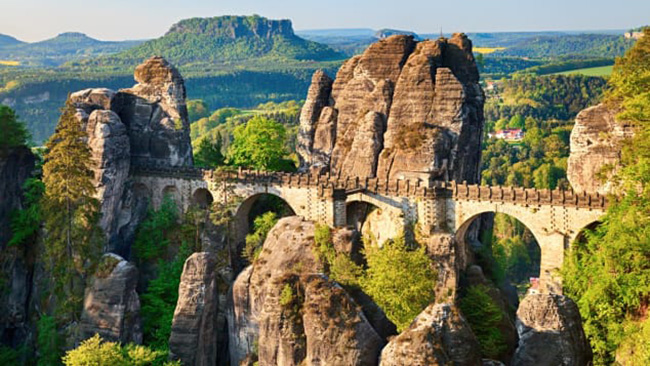 8. Saxon Switzerland, Đức

Những khối đá kỳ lạ bao quanh bởi những ngọn đồi rậm cây lá và vùng nông thôn xanh mát khiến du khách ngỡ như lạc sang Trung Quốc chứ không tin được mình đang ở châu Âu.
