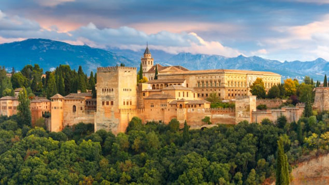 9. Alhambra, Tây Ban Nha

Alhambra là điểm đến ấn tượng nhất về kiến trúc Moorish trên toàn thế giới. Những ai là người hâm mộ cuồng nhiệt của nghệ thuật Hồi giáo nhất định không thể bỏ qua điểm đến này.
