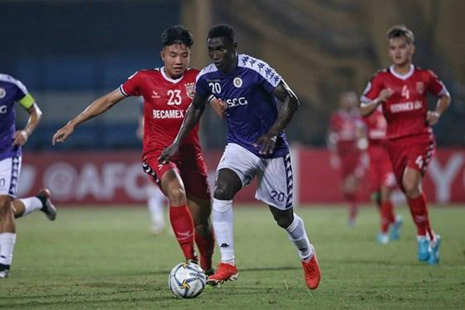 Omar (áo tím) đang dẫn đầu danh sách Vua phá lưới V-League 2019