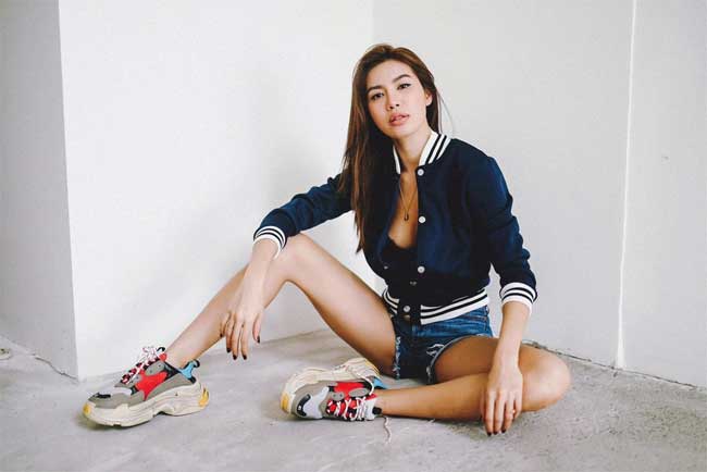 Chân dài sexy còn chọn cách phối quần siêu ngắn với áo bomber tạo nên phong cách thể thao.