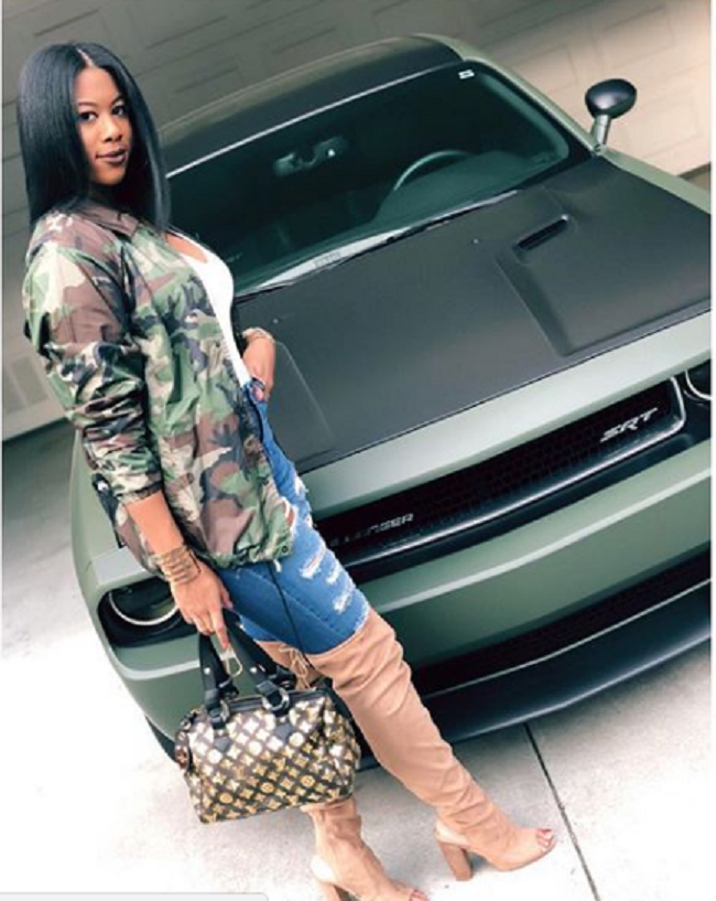 Jasmine Jordan, con gái của Michael Jordan sở hữu một chiếc xe thể thao Dodge Challenger SRT nhưng không hào nhoáng như các tỷ phú khác. Cô cũng có niềm đam mê với những túi xách hàng hiệu như Gucci.