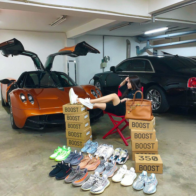 Bức hình gây sốt cộng đồng mạng của Joyce (Minh Anh) khi cô tạo dáng cùng siêu xe Pagani Huayra 80 tỷ và loạt giày Yeezy đắt đỏ có tổng giá trị hơn cả 100 triệu đồng. Chỉ nhá nhẹ một bức hình mà cộng đồng mạng nhanh chóng tìm ra chủ nhân là con gái đại gia Minh Nhựa.